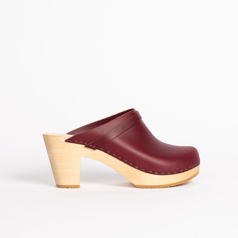 Kat Clog in burgundy